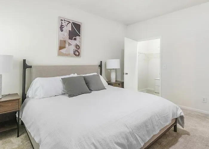 Apartment Landing - Modern With Amazing Amenities *