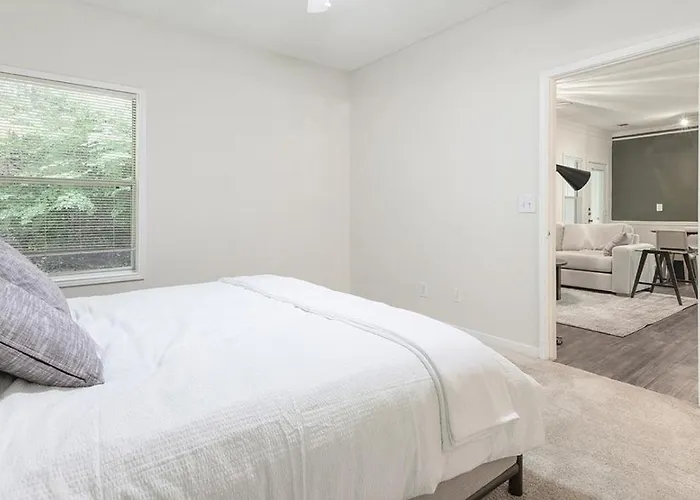 Landing - Modern With Amazing Amenities Apartment