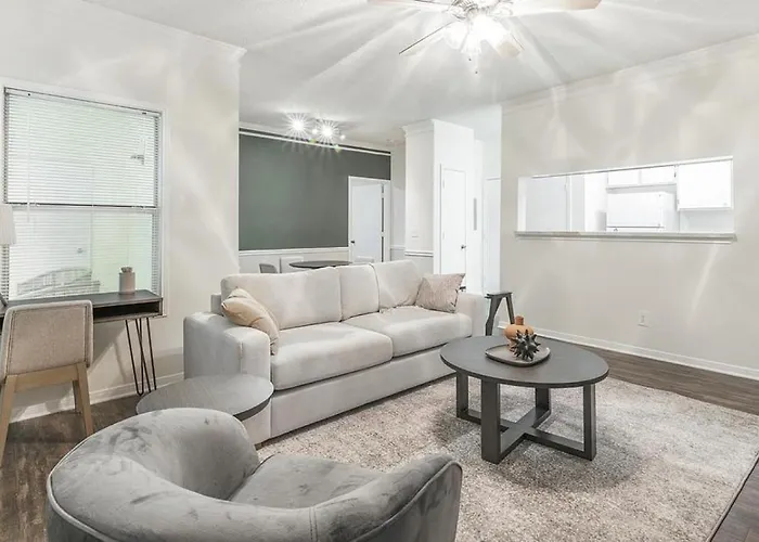 Landing - Modern With Amazing Amenities Apartment